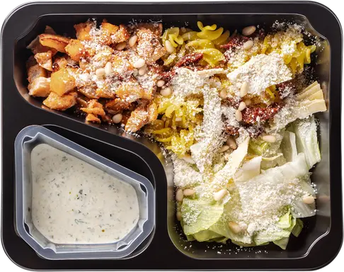 Cestovinový šalát s kuracím mäsom, artičokami, sušenými paradajkami a parmezánom