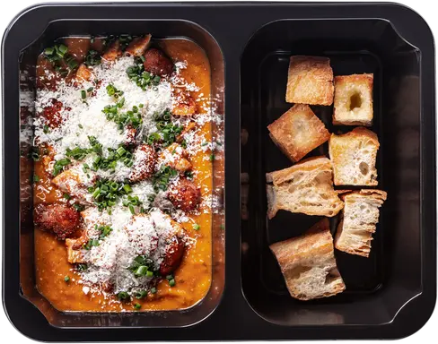 Polievka Ribollita s kuracím mäsom a focaccia krutónmi